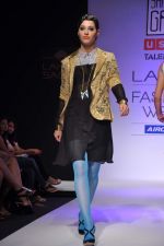 Model walk the ramp for Sanonya Garg Talent Box show at Lakme Fashion Week Day 2 on 4th Aug 2012 (18).JPG